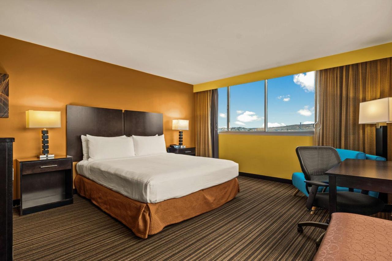 King Room with Roll-in Shower - Disability Access/Non-Smoking