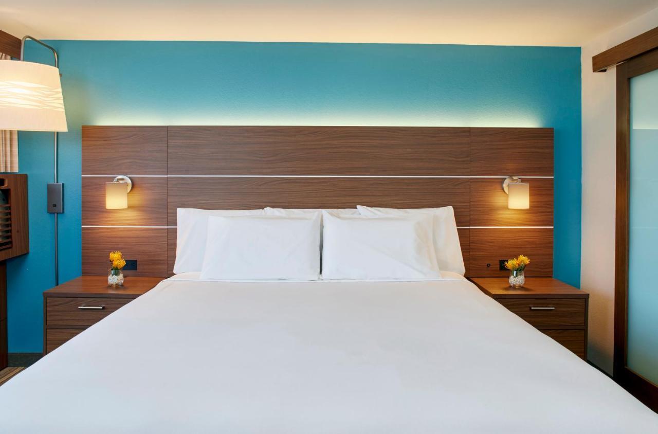 King Room - Hearing Accessible - Non-Smoking